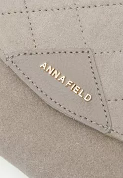 Anna Field LEATHER - Clutch - Taupe 12 Anna Field LEATHER - Clutch - Taupe -Anna Field Geschäft eeb17827a5b340eebb4d77e0eb4c037e